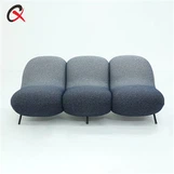 Dam olish uchun uch o'rindiqli divan